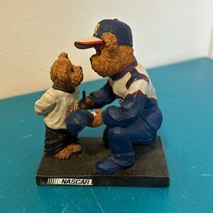Jimmie Johnson con la figura de Boy Bear Lowes Boyds Bear Nascar Racing 919355